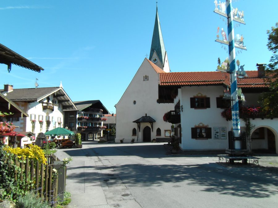 Dorfmitte von Törwang in der Gemeinde Samerberg mit Gasthaus und Hotel Zur Post