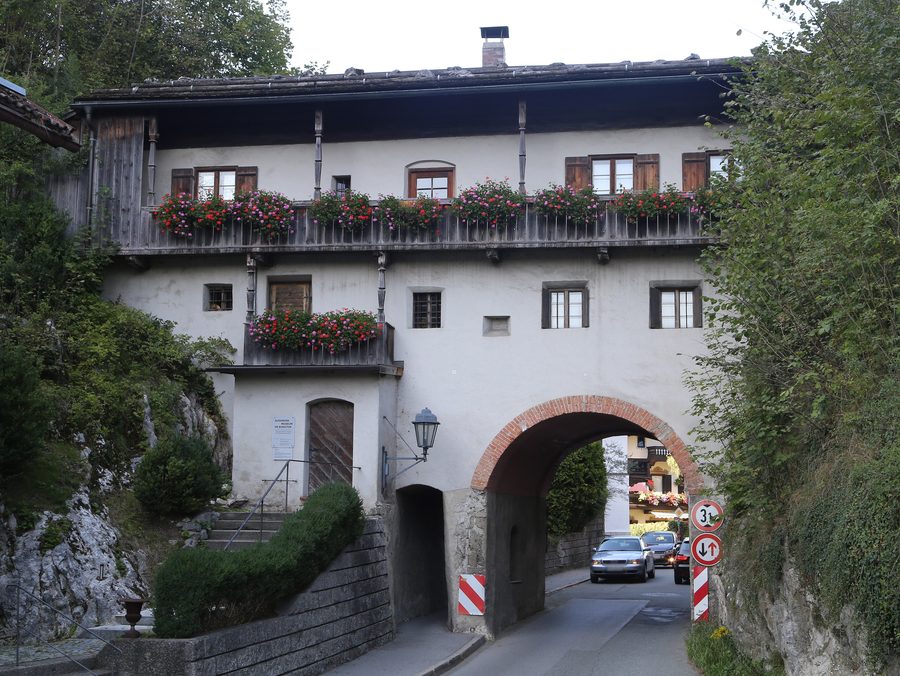 Historisches Burgtor in Oberaudorf mit Rundbogentor und Schindeldach