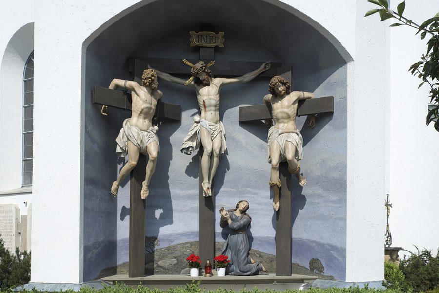 Kreuzigungsgruppe von 1753 an der Außenwand der katholischen Pfarrkirche St. Vitus in Maisach