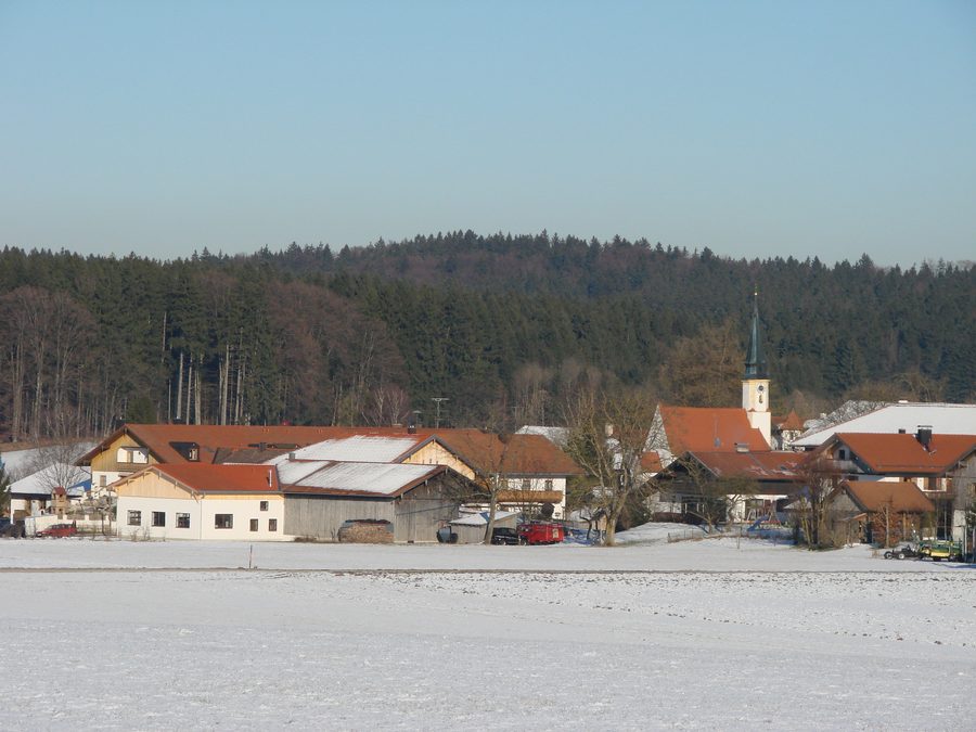 Blick auf Aufhofen, einen Ortsteil der Gemeinde Egling