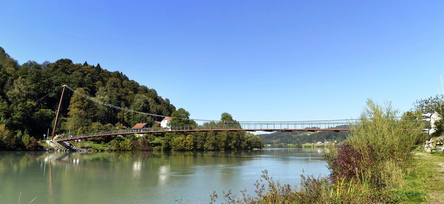 Mariensteg über den Inn zwischen Wernstein am Inn und Neuburg am Inn