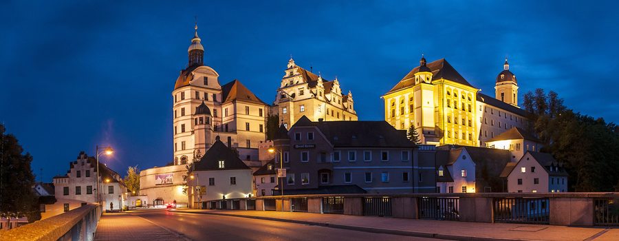 Schloss Neuburg an der Donau mit der Elisenbrücke
