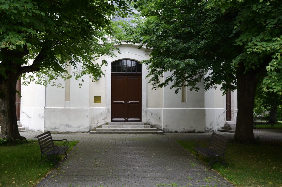 Außenansicht der Dreifaltigkeitskirche in Unterschwaningen
