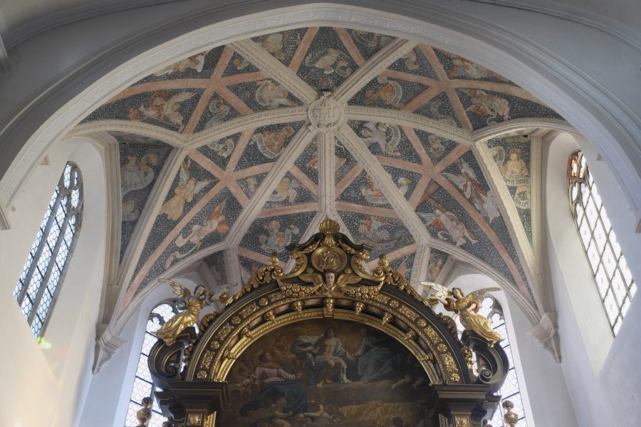 Chorraum der katholischen Pfarrkirche St. Emmeram in Geisenfeld mit spätgotischen Fresken