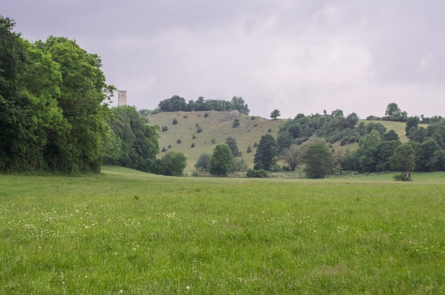 Burgruine Niederhaus und Wacholderheide bei Hürnheim im Landkreis Donau-Ries