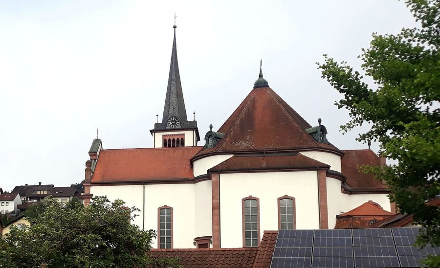 Außenansicht der katholischen Pfarrkirche St. Michael in Burgsinn