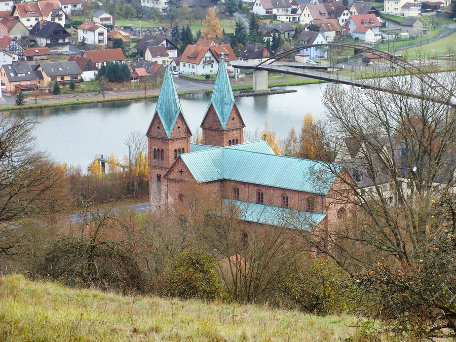 Kloster Neustadt am Main mit Kirchen- und Klostergebäuden