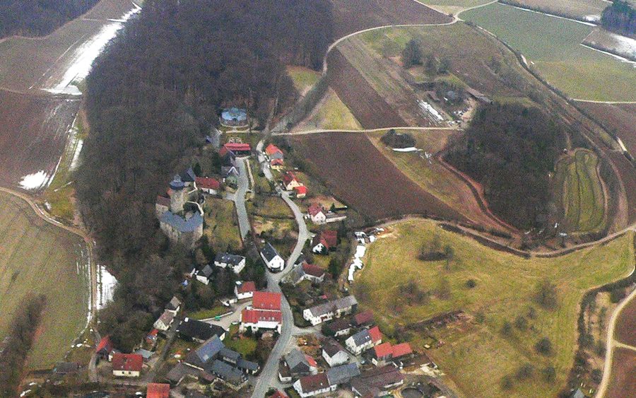 Burg Zwernitz und der Felsengarten Sanspareil aus westlicher Ansicht