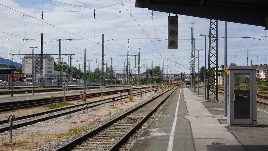 Bahnhof Freilassing mit Blick in Richtung Salzburg