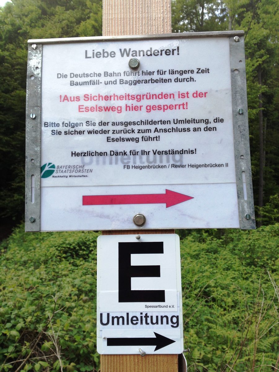 Umleitungsschild am Eselsweg nahe Heigenbrücken im Spessart