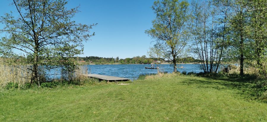 Obinger See in Obing, im Hintergrund der Ortsteil Pfaffing