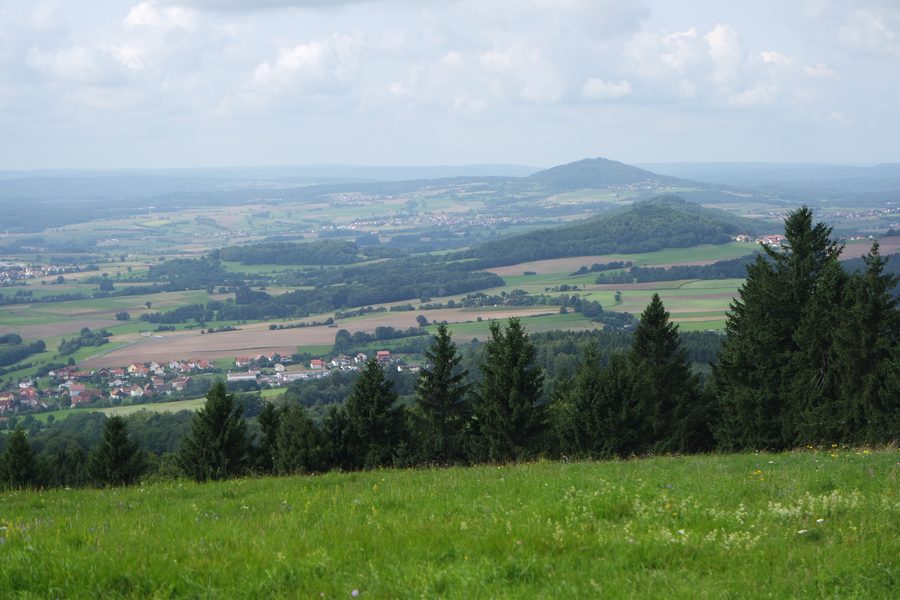 Blick von der Platzer Kuppe auf die südlichen Berge der Brückenauer Kuppenrhön in den Schwarzen Bergen