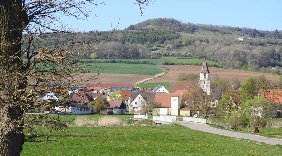 Gerolfingen vor dem Hesselberg