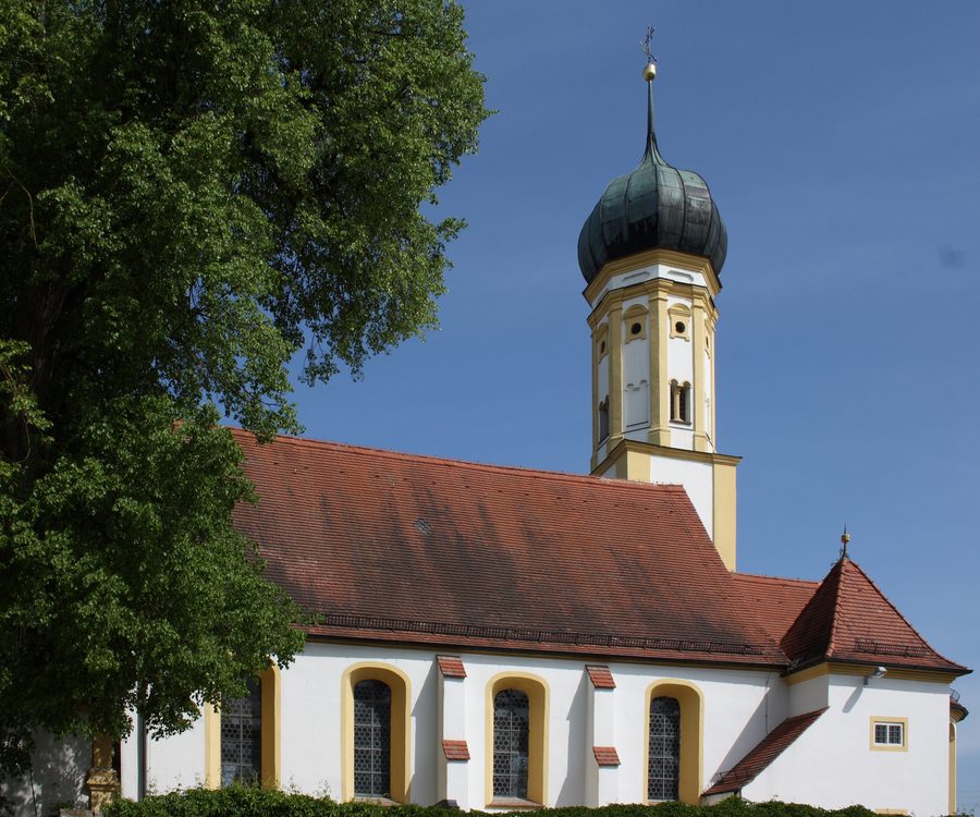 Katholische Pfarrkirche St. Elisabeth in Laugna, Ansicht von Süden mit Zwiebelturm