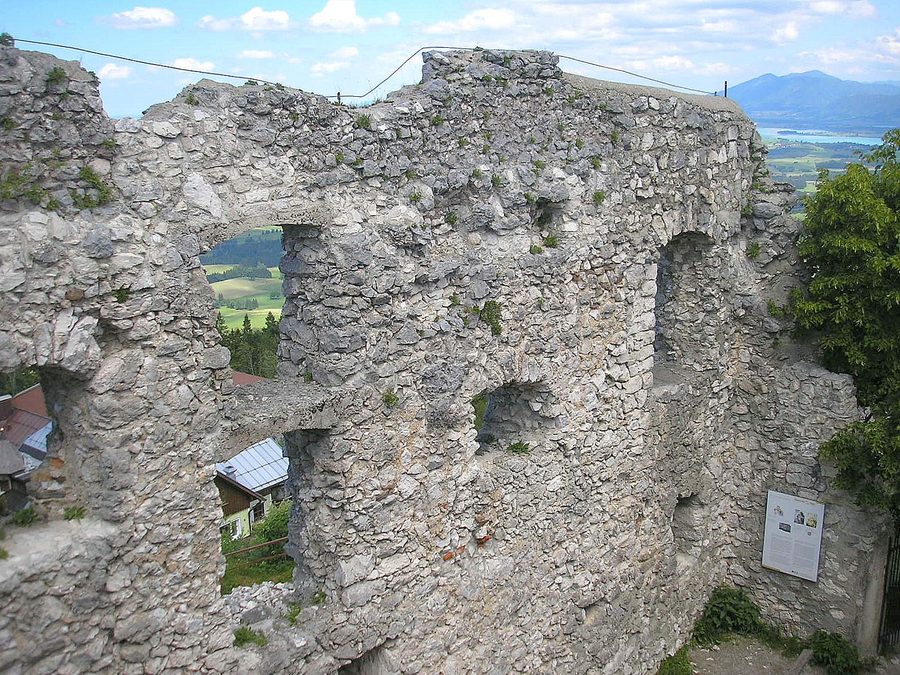 Nordöstlicher Teil der Burgruine Falkenstein bei Pfronten vor alpiner Landschaft