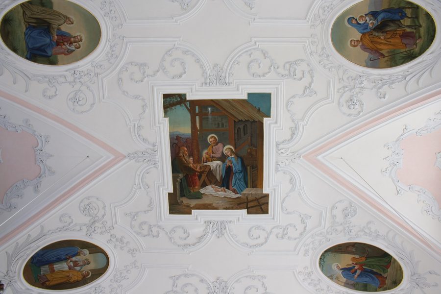 Katholische Pfarrkirche St. Peter in Burghagel, einem Ortsteil der Gemeinde Bachhagel