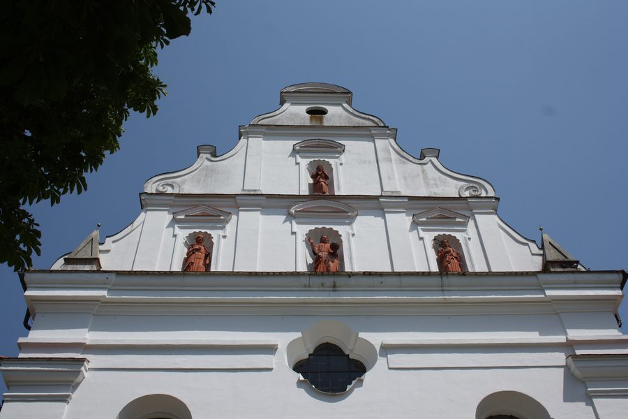 Westfassade der ehemaligen Klosterkirche Mariä Himmelfahrt in Wettenhausen mit Terrakottafiguren