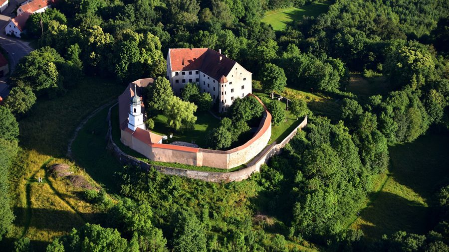 Luftaufnahme von Schloss Spielberg bei Gnotzheim in der Landschaft des Hahnenkamms