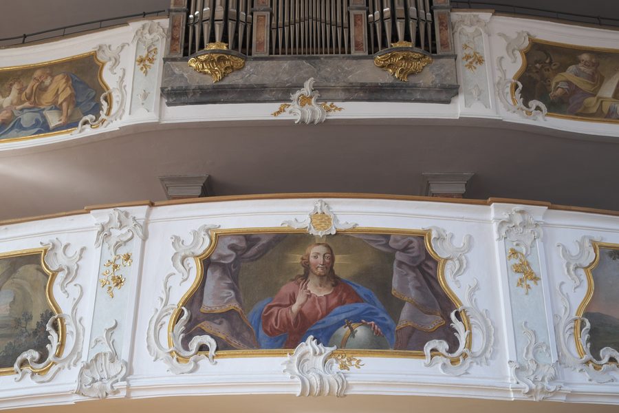 Empore mit historischen Fresken in der katholischen Pfarrkirche St. Martin in Dasing