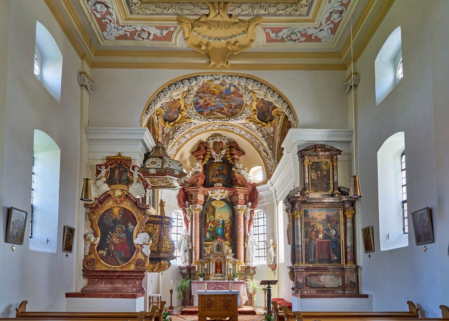 Chor mit Seitenaltären der Wallfahrtskirche Mariä Heimsuchung in Langwinkl