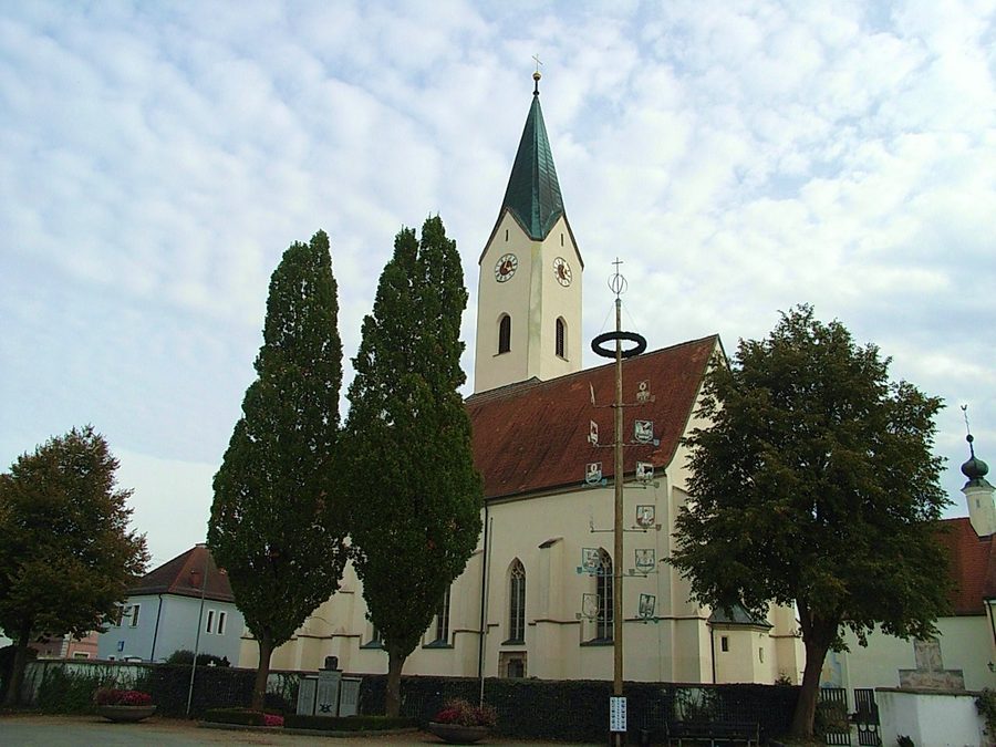 Pfarrkirche Karpfham in Bad Griesbach im Rottal, vom Nordwesten gesehen
