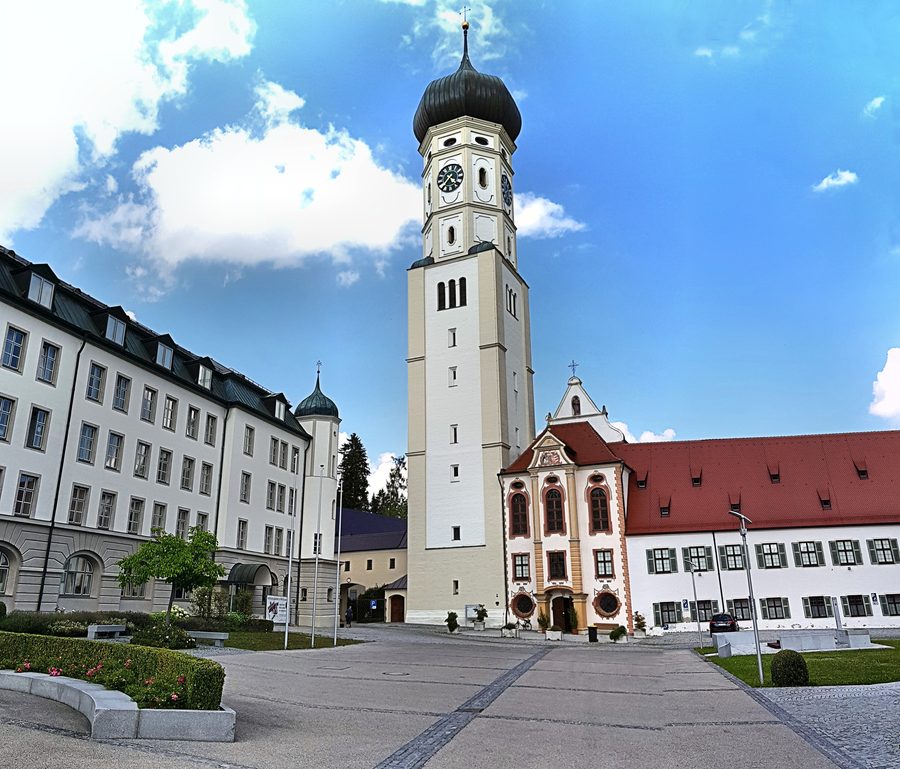 Ehemalige Klosterkirche St. Johannes Evangelist mit angrenzenden Gebäuden in Ursberg