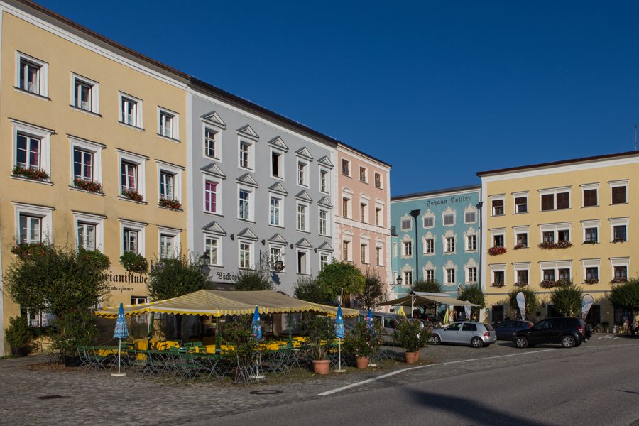 Außengastronomie vor farbenfrohen Häusern in Bayern