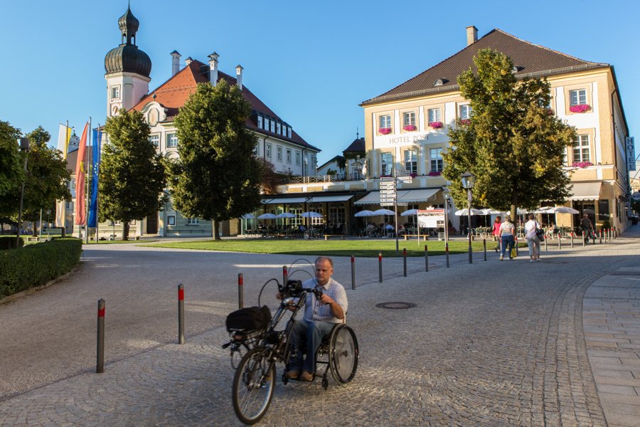 Radfahrer auf einem Handbike auf einem gepflasterten Platz