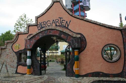 Eingang zum Biergarten am Hundertwasserturm in Abensberg