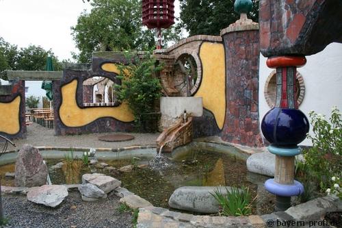 Hundertwasserteich im Biergarten beim Hundertwasserturm