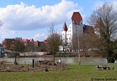 Das neue Schloß in Ingolstadt vom Klenzepark aus gesehen
