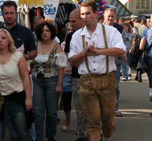 Bei traditionellen Festen und auch sonst tragen Herren gern ihre Lederhosen